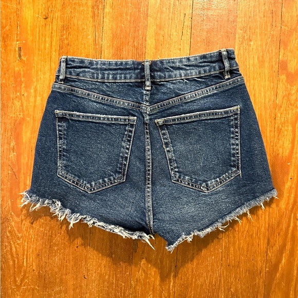 Women’s Zara distressed denim shorts size 4, NWOT - Picture 3 of 3